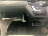 車検証入れになどにも使える便利な収納BOXあります。