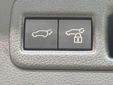 【パワーバックドア】スマートキーや運転席のボタンを押すだけでリアゲートが自動で開閉します!荷物を持っている時や、高い位置にあるバックドアを閉める際に便利な機能です♪