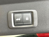 【パワーバックドア】スマートキーや運転席のボタンを押すだけでリアゲートが自動で開閉します!荷物を持っている時や、高い位置にあるバックドアを閉める際に便利な機能です♪