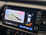 リバース連動のリアカメラを標準装備、ステアリング感応型ガイドラインが車庫入れを支援してくれます