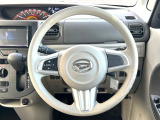 インテリアに合わせたデザインのステアリングは、運転される方のことも考え、運転しやすい形状、大きさです。是非一度、実際に触ってお確かめください。