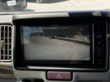 初めての場所の駐車場でクルマを停める時、後が確認できないと不安ですよね。バックカメラが装着されていれば、壁やポール、後ろのクルマが確認出来、距離感も掴めるので安心ですね♪