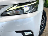 【LEDヘッドライト】悪天候や夜間走行時も良好な視界を確保し安心して運転できる高輝度LEDヘッドライトを装備!点灯速度が早く、消費電力も抑えられています。