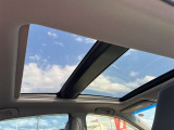 【サンルーフ】車内に自然光が差し込み、後席まで明るく心地よい空間に。青空や星空を眺めながらのドライブは、思い出づくりの時間へと変えてくれる装備です♪