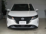 日産らしさを引き立てる大きなVモーショングリル。バンパーはエアロ形状で空力を考え設計されています。