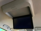【フリップダウンモニター】大画面モニターで後席でもエンタメをお楽しみいただけます。小さなお子様にも大人気の装備です♪