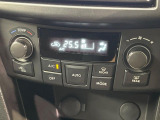 【オートエアコン】一度お好みの温度に設定すれば、車内の温度を検知し風量や温度を自動で調整。暑い&hellip;寒い&hellip;と何度もスイッチ操作をする必要はありません。快適な車内空間には必須の機能ですね♪