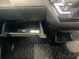 車検証入れになどにも使える便利な収納BOXあります。
