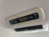 【Wエアコン】運転席と助手席それぞれで温度設定が可能なWオートエアコンを装備。乗る人それぞれの好みに合わせて、快適な室内環境を保ちます。