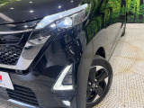 【LEDヘッドライト】悪天候や夜間走行時も良好な視界を確保し安心して運転できる高輝度LEDヘッドライトを装備!点灯速度が早く、消費電力も抑えられています。