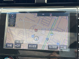 【バックモニター】後方の障害物や歩行者を確認できるバックモニター。狭い駐車場や混雑した場所でも安心して車を操作できます。