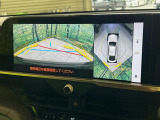 【パノラミックビューモニター】専用のカメラにより、上から見下ろしたような視点で360度クルマの周囲を確認することができます☆死角部分も確認しやすく、狭い場所での切り返しや駐車もスムーズに行えます。