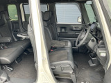 フロントシートです!!ベンチシートなので座席の移動もスムーズに出来ます!!足元も広く運転も楽ですよ!!