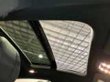 パノラミックルーフで明るい車内と開放感あるドライブをお楽しみいただけます。
