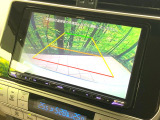 【バックカメラ】駐車時に後方がリアルタイム映像で確認できます。大型商業施設や立体駐車場での駐車時や、夜間のバック時に大活躍!運転スキルに関わらず、今や必須となった装備のひとつです!