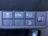 ハンドルの右側にはヘットライトリベライザーとHondaセンシング用のメインスイッチがついています。ヘッドライトリベライザーは道路状況や積荷の加重に応じてライトの高さを調節できます。