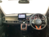 車内は光触媒抗菌消臭施工済です。インパネ周りはスタイリッシュなデザインで機能や装備も充実しています。グローブボックスやカップホルダーのほかにトレーなどたくさんの収納スペースが付いています。