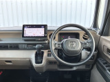 水平基調でスッキリとしたフロントビュー。広く見渡せて運転に安心をもたらします