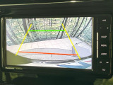 【バックカメラ】駐車時に後方がリアルタイム映像で確認できます。大型商業施設や立体駐車場での駐車時や、夜間のバック時に大活躍!運転スキルに関わらず、今や必須となった装備のひとつです!