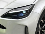 【LEDヘッドライト】悪天候や夜間走行時も良好な視界を確保し安心して運転できる高輝度LEDヘッドライトを装備!点灯速度が早く、消費電力も抑えられています。