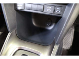 運転席からも助手席からも手が届きやすく、充電中のスマホなどの置き場に便利なコンソールボックスを備えています。USB充電器や様々な電気製品の電源供給ポートとしてアクセサリーソケットを装備しています。