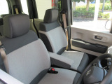 フロントベンチシートだから運転席助手席足元もゆったり広々快適です。助手席への移動も楽々です。