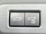 【パワーバックドア】スマートキーや運転席のボタンを押すだけでリアゲートが自動で開閉します!荷物を持っている時や、高い位置にあるバックドアを閉める際に便利な機能です♪