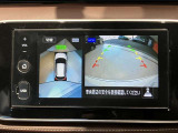 クルマを空から見たような映像が映る、アラウンドビューモニターで、車両周辺の安全確認も一目できます!小さなお子様や障害物も確認できるので、運転のしやすさだけでなく事故防止にも役立ち安心して駐車できます♪