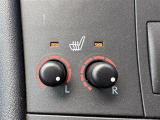 【シートヒーター】シートを温めてくれる暖房機器です!長時間座っていると負担が掛かりやすい背中や腰、または冬場などの寒い日に冷えやすい脚部に快適なぬくもりを伝えます。