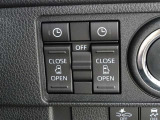 【ウェルカムオープン機能】降車時にインパネのスイッチで予約しておけば、乗車時にスマートキーを持ってクルマに近づくだけで、パワースライドドアが自動で解錠しオープンします!