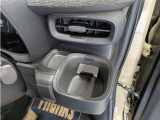 便利なカップホルダーを装備しています。 缶ジュースを開けて運転していると振動で倒れないかヒヤヒヤ、意外と置き場に困るもの。 意外に重要な装備ですね。