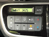 【オートエアコン】一度お好みの温度に設定すれば、車内の温度を検知し風量や温度を自動で調整。暑い&hellip;寒い&hellip;と何度もスイッチ操作をする必要はありません。快適な車内空間には必須の機能ですね♪