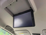 【フリップダウンモニター】大画面モニターで後席でもエンタメをお楽しみいただけます。小さなお子様にも大人気の装備です♪