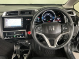 【ハンドル】運転にかかわる様々な操作を安全に行えるように視点移動が少なく操作性に配慮されたスイッチ類が凝縮されたコックピットです。