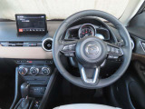 運転席に座った瞬間から走りの高揚感を高めるコクピットデザイン。手元で直感的に操作できるスイッチ類と視認性に優れたメーター配置で、人と車の一体感(人馬一体)を演出する上質な運転空間です。