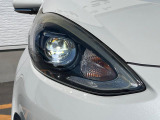 【LEDヘッドライト】悪天候や夜間走行時も良好な視界を確保し安心して運転できる高輝度LEDヘッドライトを装備!点灯速度が早く、消費電力も抑えられています。