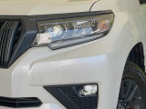 【LEDヘッドライト】悪天候や夜間走行時も良好な視界を確保し安心して運転できる高輝度LEDヘッドライトを装備!点灯速度が早く、消費電力も抑えられています。
