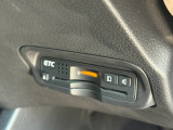 【ETC車載器】がついておりますので高速道路などの有料道路の料金所を停止することなく通過できます。当店でセットアップも可能ですのでご納車当日よりご利用いただけます。