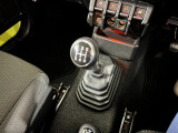自分で車を動かしている感じが好きな方にはMT車ですよね♪ジムニーを趣味として楽しみたい方には嬉しいポイントかと思います。