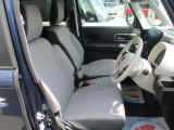 女性の方ももちろんですが、運転席側、助手席側の足元スペースが広いので男性の方が運転しても窮屈になりにくいですよ!