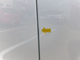 運転席ドアにキズがあります。