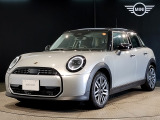 MINIのフロントグリルのデザインはイギリスで生まれた当初から、シルバーのサイドバーが折り重なった伝統的なデザインで御座います。その伝統はBMWのお車になってからでも少しずつ形を変えて守られております