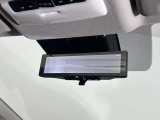 スマートルームミラーで後方の映像がルームミラーで確認できます。