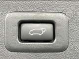 【パワーバックドア】スマートキーや運転席のボタンを押すだけでリアゲートが自動で開閉します!荷物を持っている時や、高い位置にあるバックドアを閉める際に便利な機能です♪