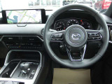 ドライバーを中心に緻密に設計された上質な運転席。しっくりと手に馴染むステアリングと直感的なセンターコンソールが、クルマと一体になる走りの高揚感と上質なドライブ体験を提供します。