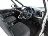 シンプルで使いやすいデザインの運転席です。