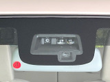 【スズキ セーフティサポート】走行中に前方の車両等を認識し、衝突しそうな時は警報とブレーキで衝突回避と被害軽減をアシスト。より安全にドライブをお楽しみいただけます。