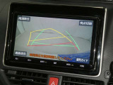 【バックカメラ】駐車時に後方がリアルタイム映像で確認できます。大型商業施設や立体駐車場での駐車時や、夜間のバック時に大活躍!運転スキルに関わらず、今や必須となった装備のひとつです!