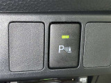 コーナーセンサーを車の前後に装備。障害物までの距離に応じて警告音を変えてお知らせ。縦列駐車時や駐車場・車庫などでの取り回しをサポートします。詳細は販売店スタッフまでおたずねください。