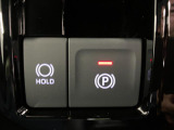 【電動パーキングブレーキ+オートブレーキホールド機能】 指先だけで簡単に操作が可能なパーキングブレーキ、スイッチを押すとブレーキペダルから足を離してもブレーキを保持できるオートブレーキホールド搭載。